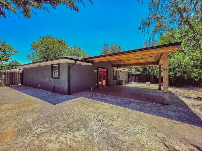 Building Photo - Charming 3-Bed, 2.5-Bath Home in Bethany w...
