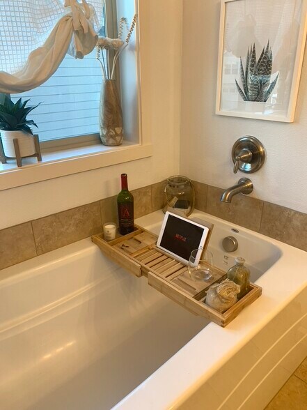 Bedroom 3 Large soaking tub - 5401 NE 66th Dr