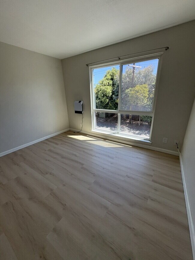 Building Photo - Updated Lauriedale 1 bd/1 ba Condo | Cats Welcome | Pools, Gym & Covered Parking | 10' x 10' Stor...
