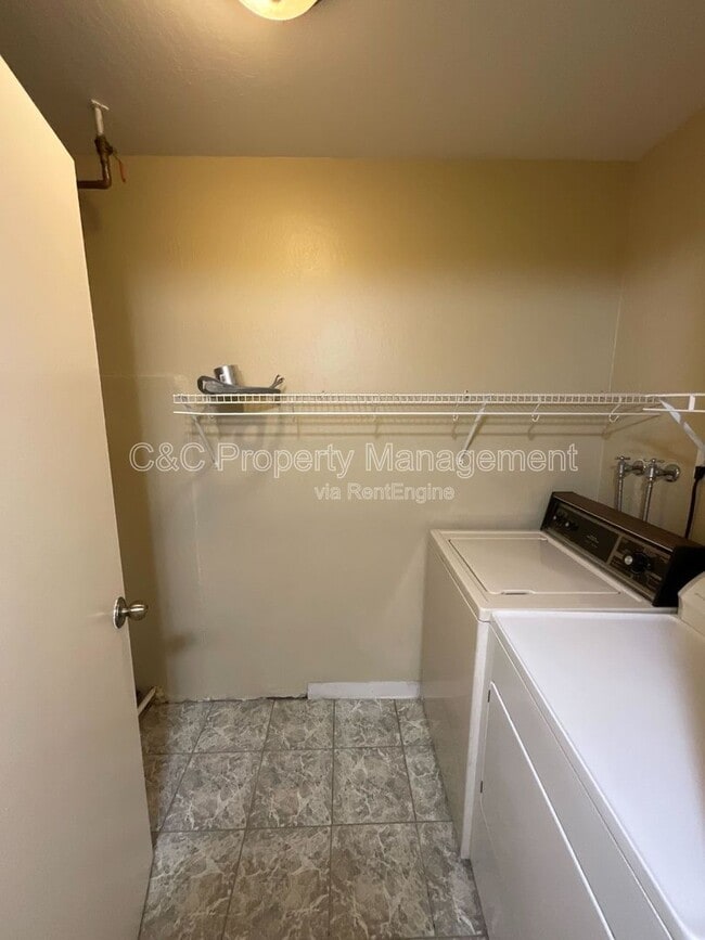 Building Photo - 3872 Tiverton Dr