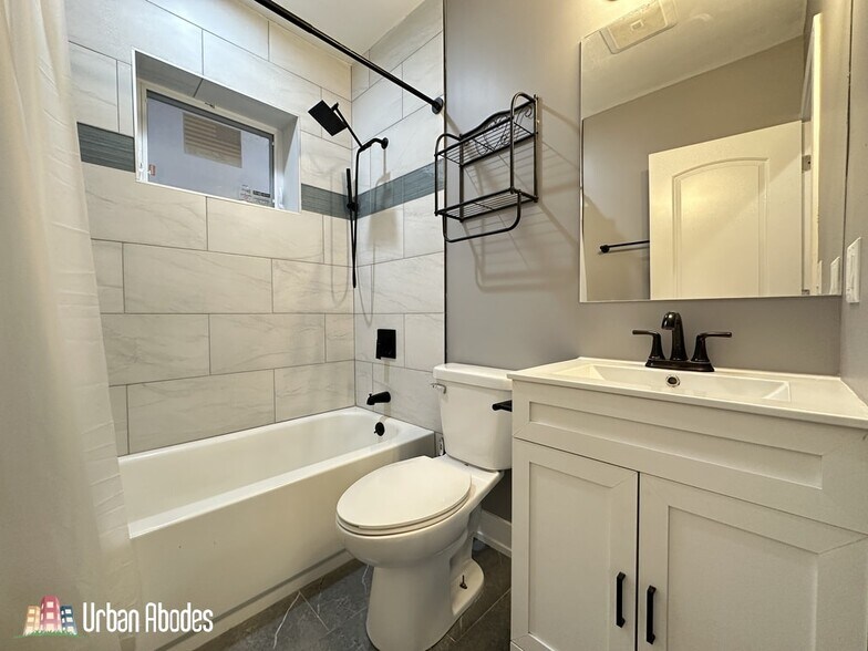 Building Photo - 5510 N Luna Ave