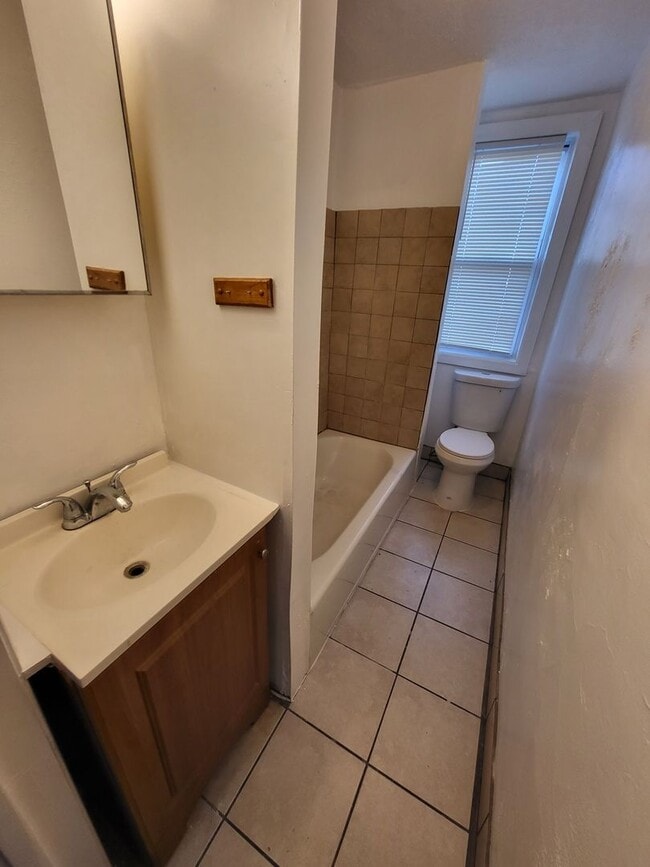 Building Photo - 3Br/1Ba Townhouse