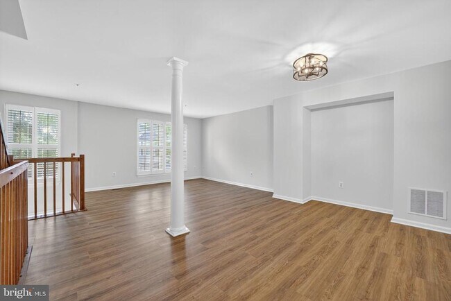 Building Photo - 107 Quiet Waters Pl