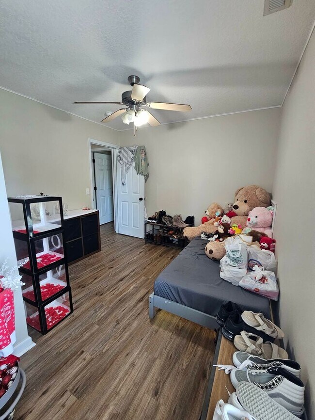 Building Photo - Nicely Updated 5 Bedroom Home!