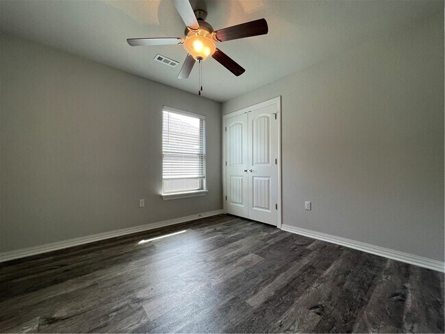 Building Photo - 4553 W Divide Dr