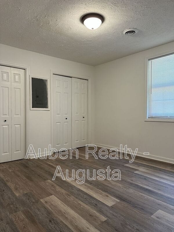 Building Photo - 453 Monetta St S E