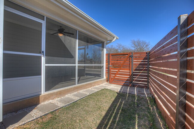 Building Photo - 916 Hudson Ln