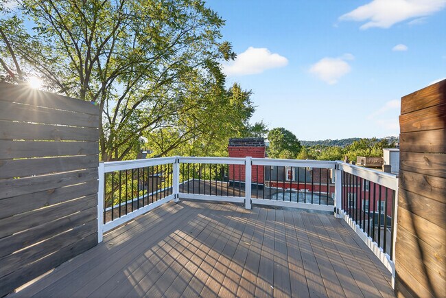 Building Photo - 517 Armandale St