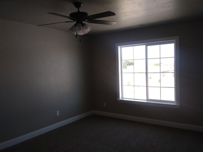 Building Photo - Newer town home living in the heart of Cedar City!