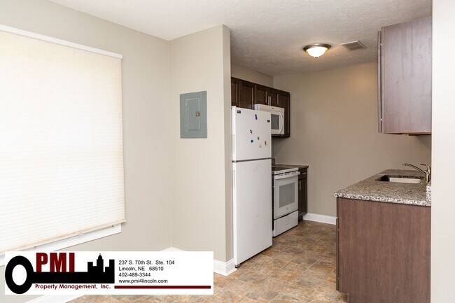 Building Photo - 3 Bedroom and 1.5 bathroom Duplex for rent
