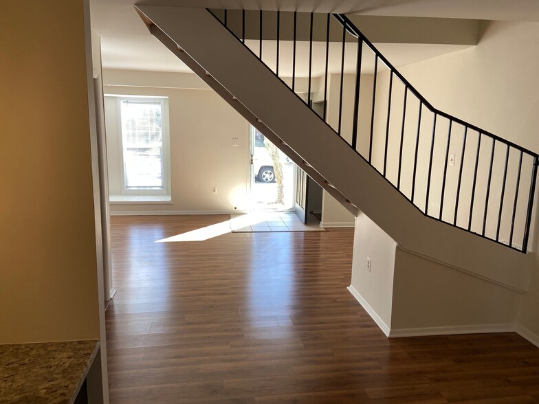 Building Photo - 327 Roanoke Dr SE