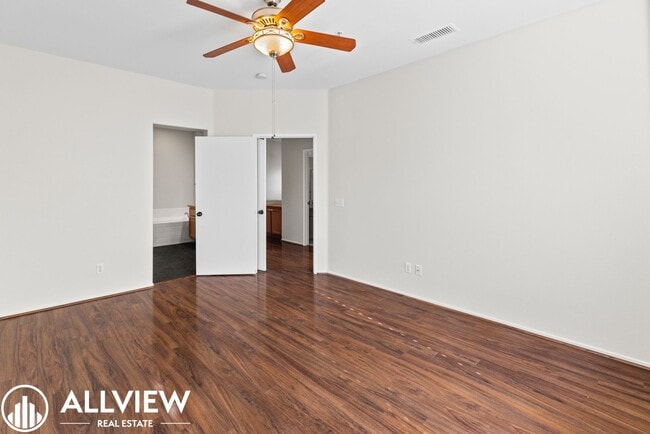 Building Photo - Rare 2 Bed 2.5 Bath Available Now!!