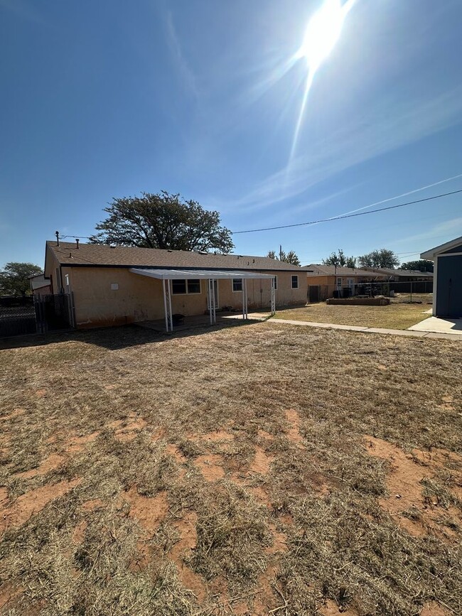 Building Photo - Spacious 4 Bed Home! Large Backyard with a...