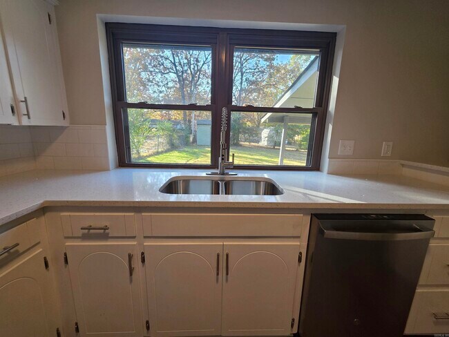 Building Photo - 5716 Woodridge Ln