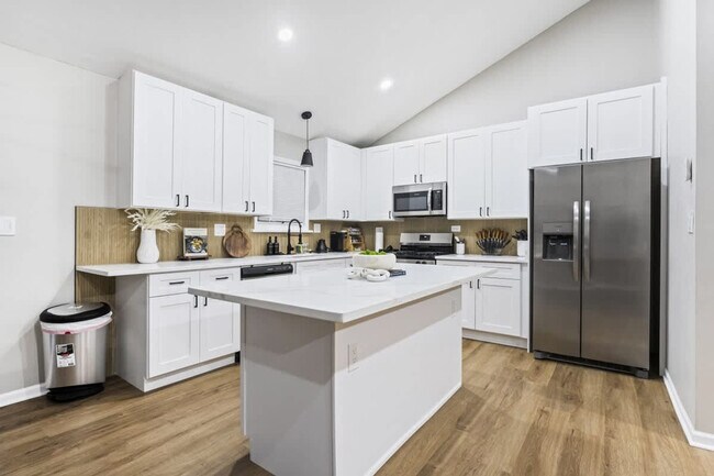 Building Photo - 1410 N Lama Ln