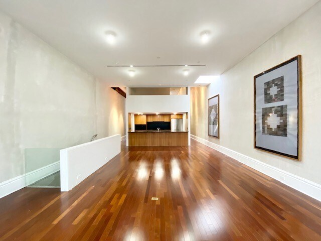 Building Photo - 520 1/2 E Grand Ave