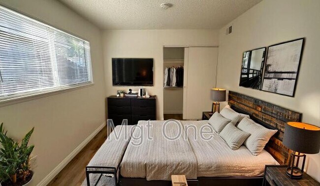 Building Photo - 425 Glenhill Dr