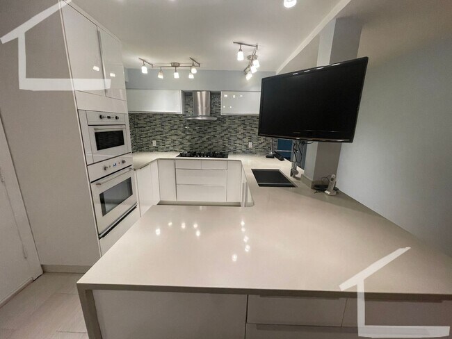 Building Photo - Amazing two bedroom, pool, parking, amazing kitchen, dining and living room