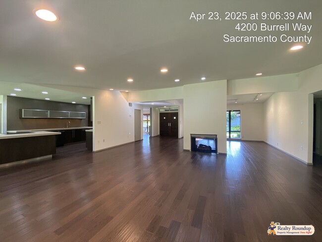 Building Photo - Sprawling Ranch with Open Floorplan & Exce...