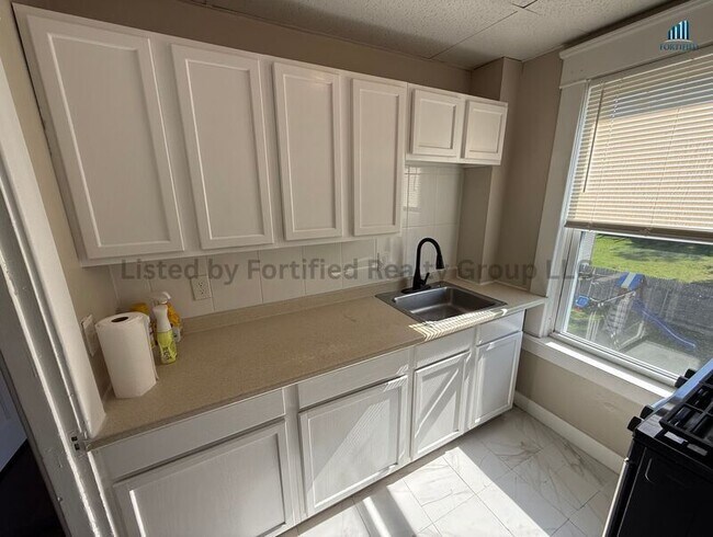 Building Photo - 170 King St