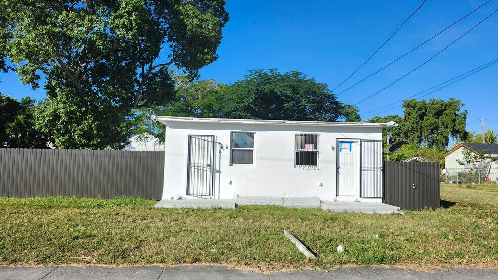 Primary Photo - 628 SW Krome Ter