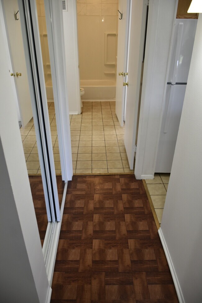 Building Photo - 806 Bloomfield Village Blvd