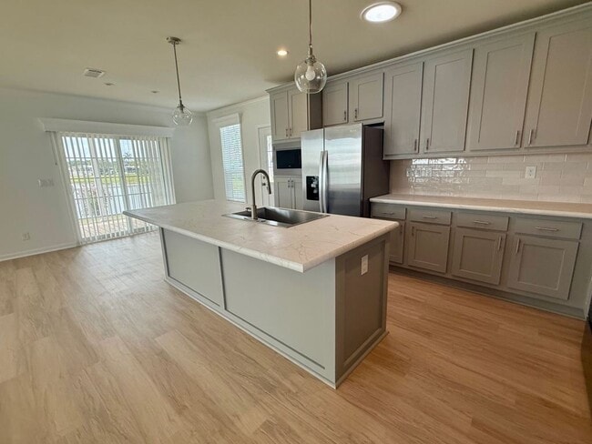 Building Photo - 7608 Lakeshore Dr