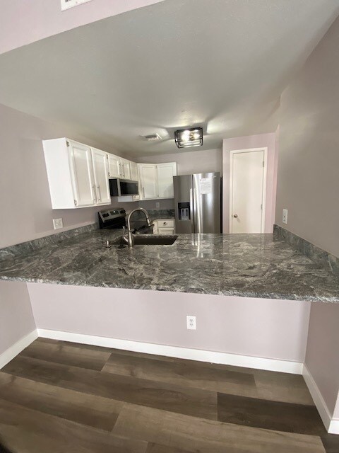 Building Photo - $2,350 Lovely Remodeled 3 Bedroom-2 bath-2...
