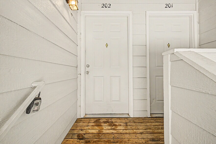 Building Photo - 1342 S Cathay Ct