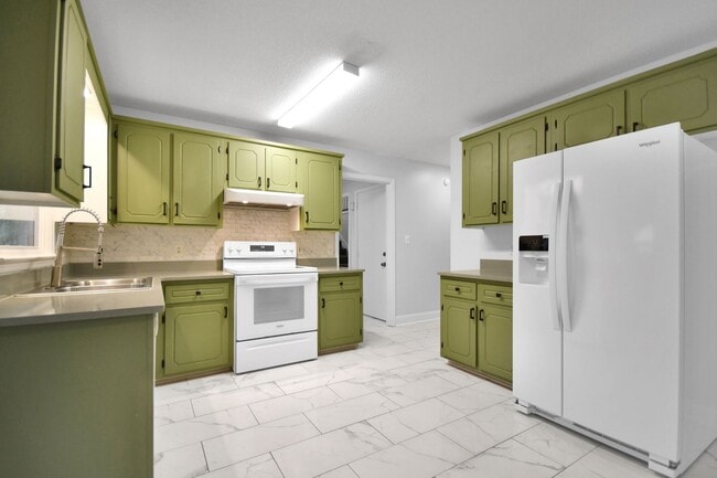 Building Photo - Pet Friendly Five Bedroom!