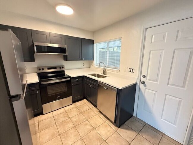 Building Photo - 2/1.5 Winter Springs Townhome with screen patio