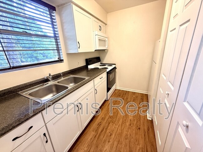 Building Photo - 1165 E Spruce St