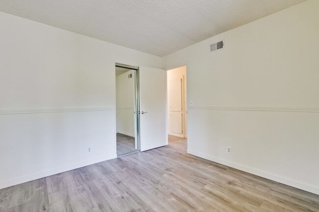 Building Photo - Nicely Refreshed Single Story 4 BR/2BA Gre...