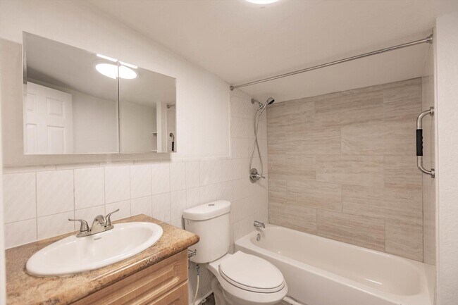 Building Photo - 808 N Palmway