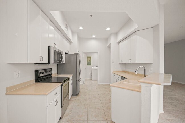 Building Photo - Beautiful Townhome in Laguna lakes 3 bedro...