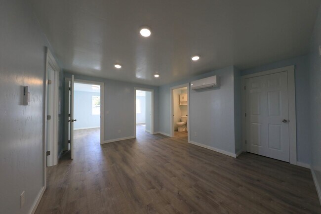 Building Photo - 287/289