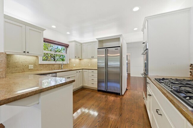 Building Photo - 1825 White Oak Dr