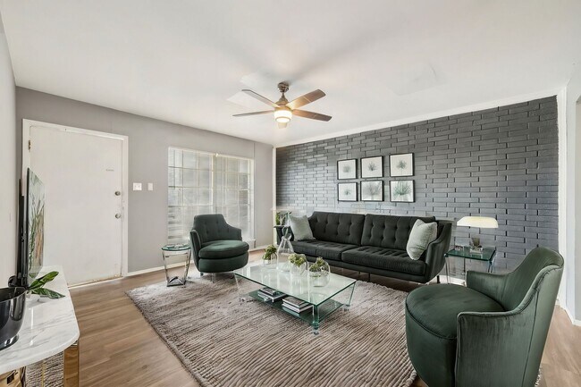 Interior Photo - DE CHANTLE