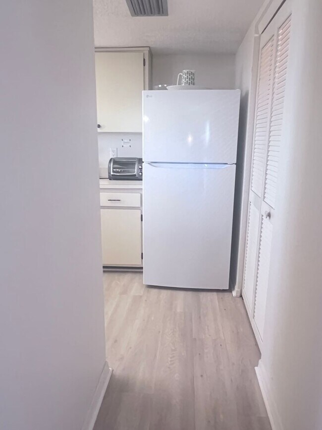 Building Photo - 2BR/2BA Condo on the Gulf in MacArthur Beach