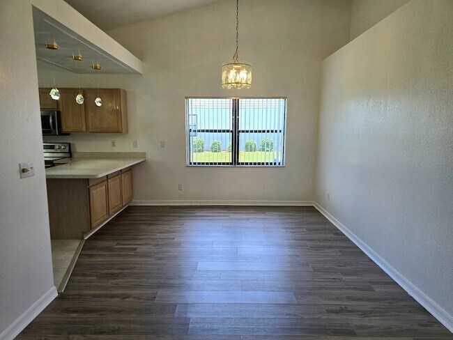 Building Photo - 2511 N Orangewood St