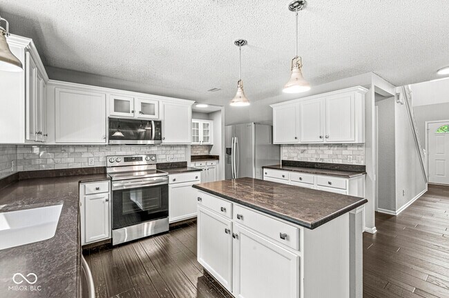 Building Photo - 5641 Buck Dr