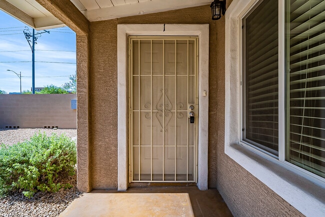 Building Photo - 818 W Osborn Rd