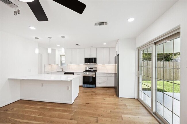 Building Photo - 5602 Hialeah Dr