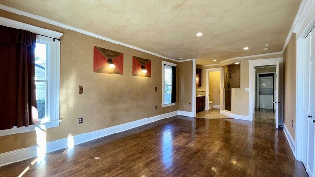 Building Photo - 1737 Chorro St