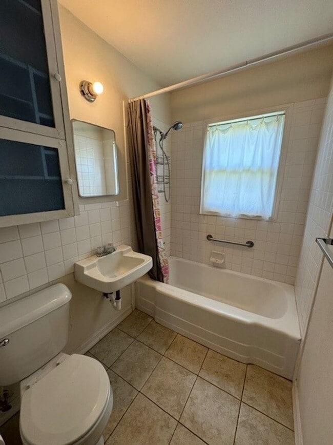 Building Photo - 2 bed, one bath in Norman with carport!