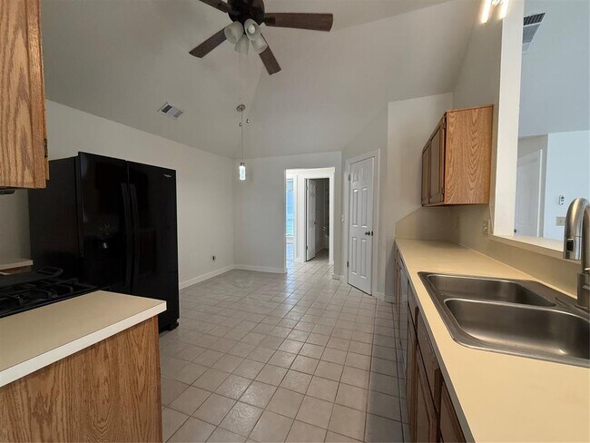 Building Photo - 2009 Dena Dr