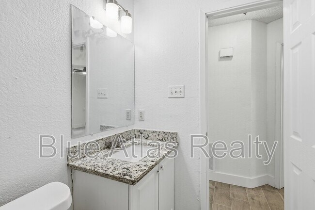 Building Photo - 5517 Wellesley Ave