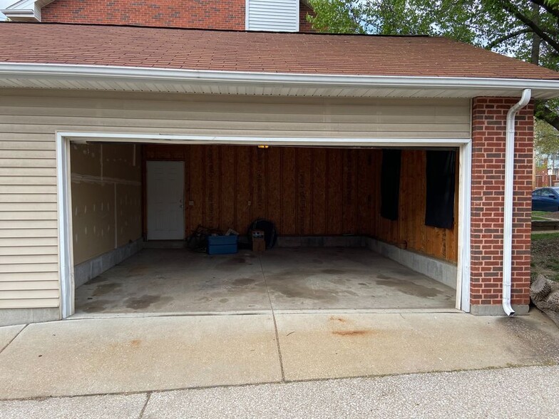 Building Photo - 421 N Sarah St