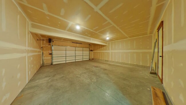 Building Photo - PET FRIENDLY! Beautiful 3 bedroom 2 1/4 bath townhouse in 4 Corners! Fenced backyard!