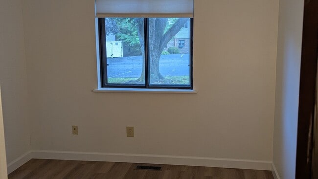 Building Photo - Recently renovated 1st floor condo for ren...